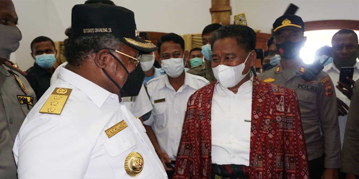 Bupati Mimika, Eltinus Omaleng bertemu dengan Bupati Toraja Utara terpilih, Yohanes Bassang. Foto: Anti Patabang/Papua60detik